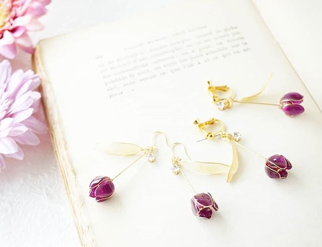 クラシカルな紫チューリップ のピアス・イヤリング | TUKIUSAGI