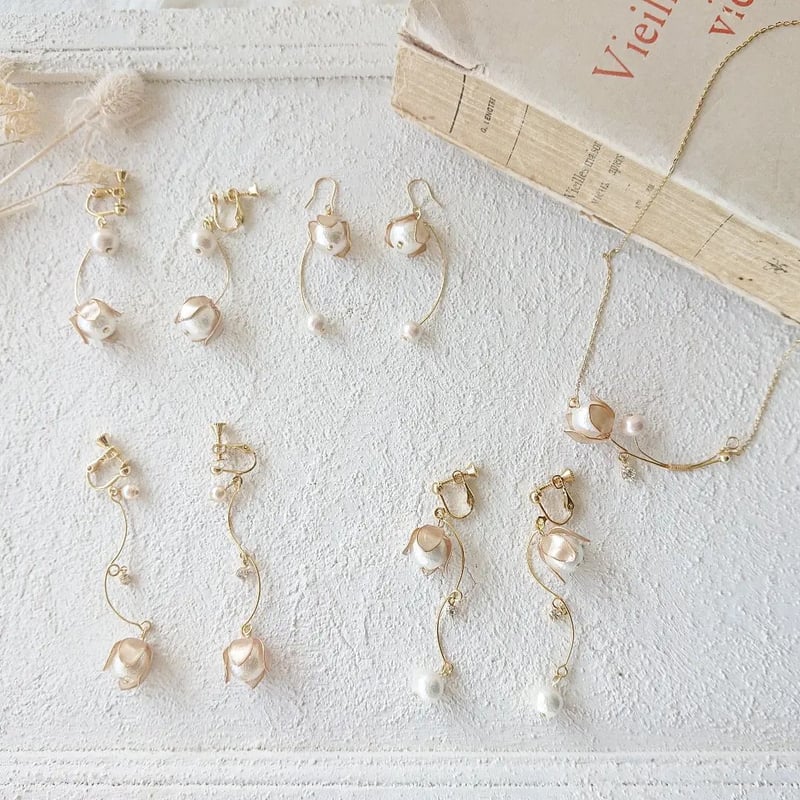 受注製作】ゴールドのベルフラワーオーバルフープピアス