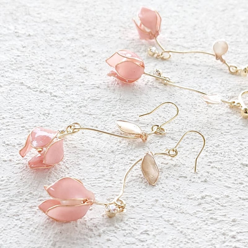 ベージュピンクのチューリップ輝き ピアス・イヤリング | TUKIUSAGI