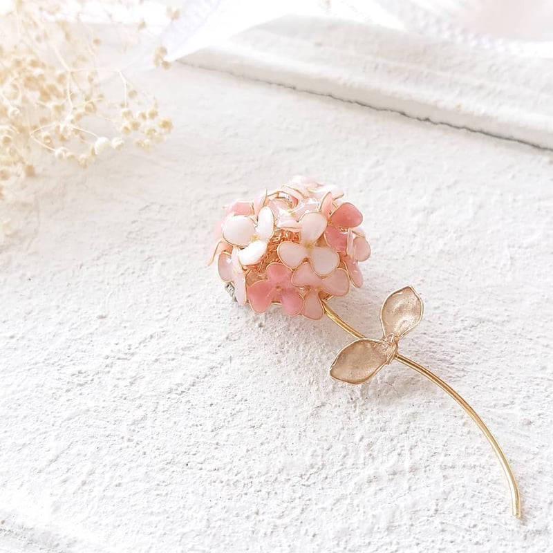 ピンク花の幸せを呼ぶお花のブローチ | TUKIUSAGI