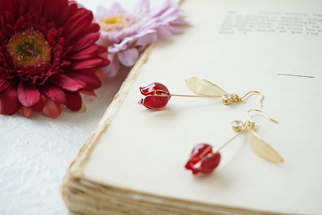 ボルドーカラーのチューリップ のピアス・イヤリング | TUKIUSAGI