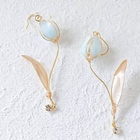 パステルブルーのチューリップ輝き　ピアス・イヤリング