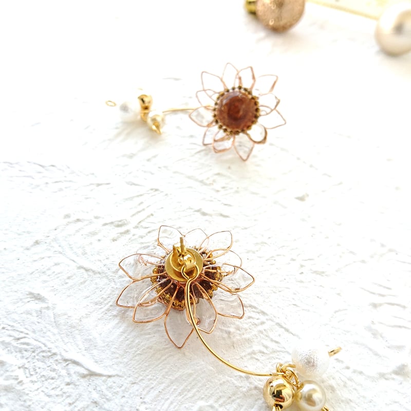 数量限定品：揺れる冬の透明ひまわりのピアス/イヤリング | TUKIUSAGI