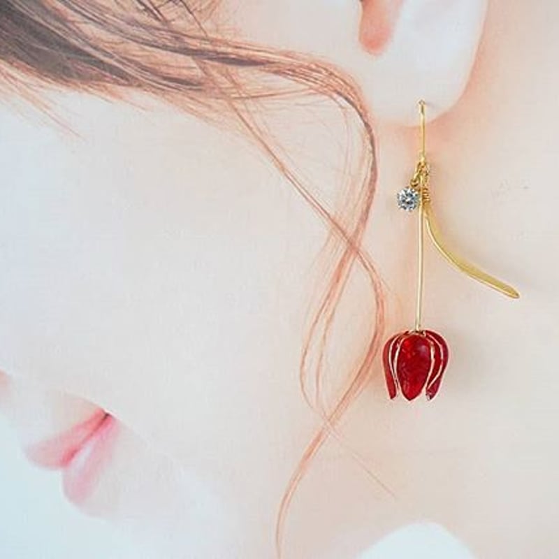 ボルドーカラーのチューリップ のピアス・イヤリング | TUKIUSAGI