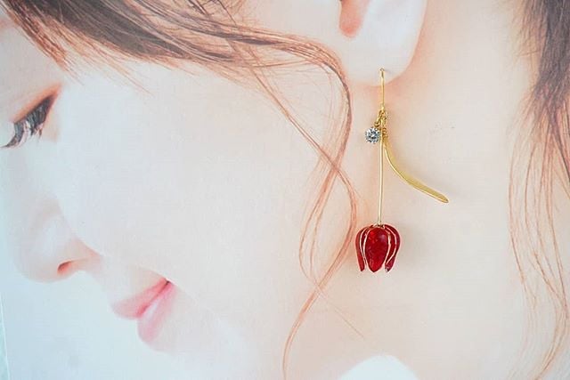 ボルドーカラーのチューリップ のピアス・イヤリング | TUKIUSAGI