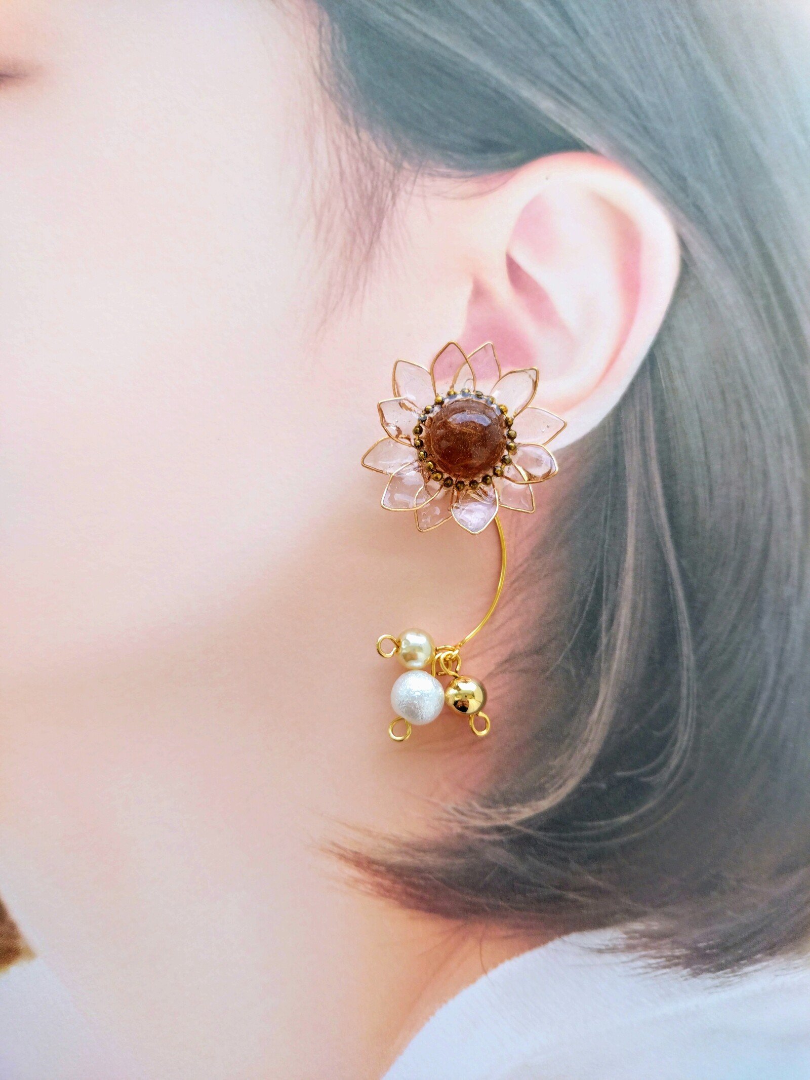 透明ひまわりの揺れるピアス/イヤリング （ピアスのみ2way）花言葉
