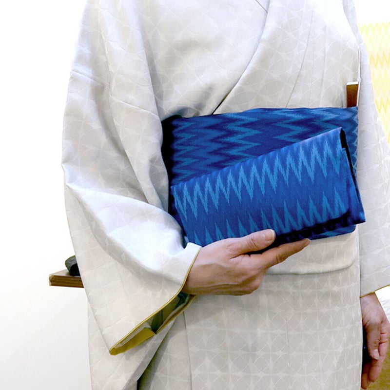 服ログ Re: カウレザークラッチバッグ シルバー 分厚く