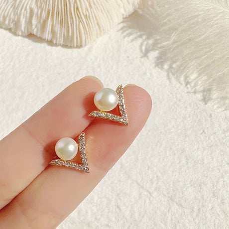 V stone pearl pierce