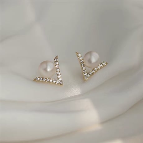 V stone pearl pierce