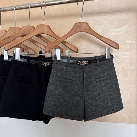 バックルベルト付きパンツ