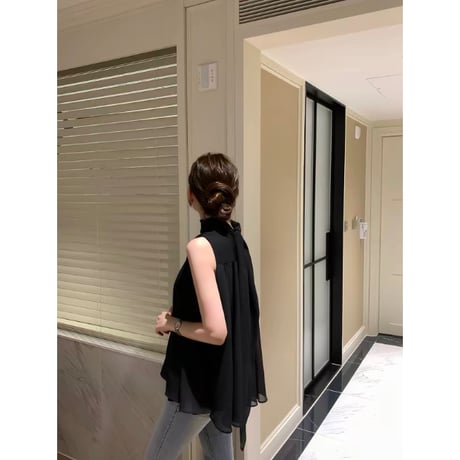 Éclat French Sleeveless Blouse