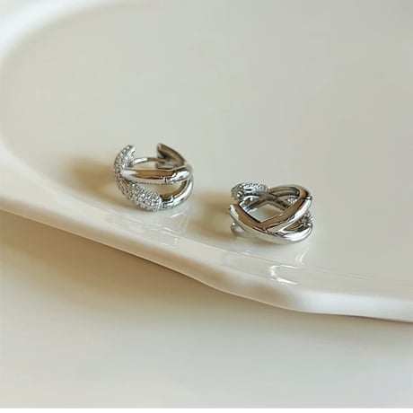 Lumière Twist Hoop Pierce