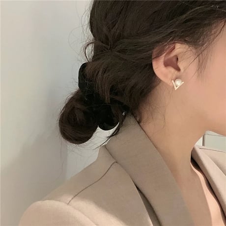 V stone pearl pierce
