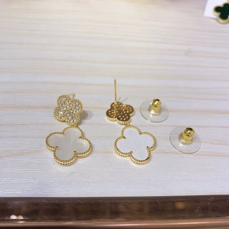4colorクローバー2連ピアス