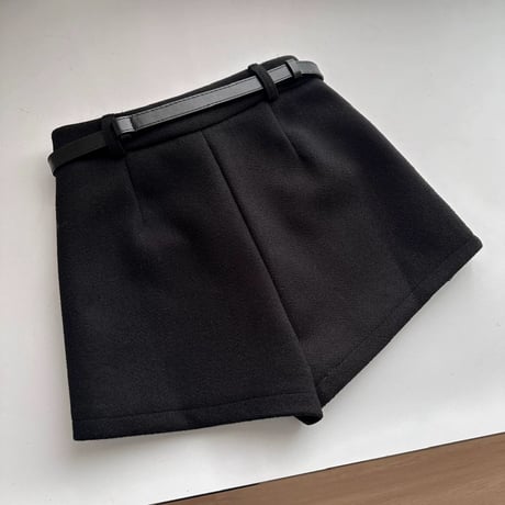 バックルベルト付きパンツ