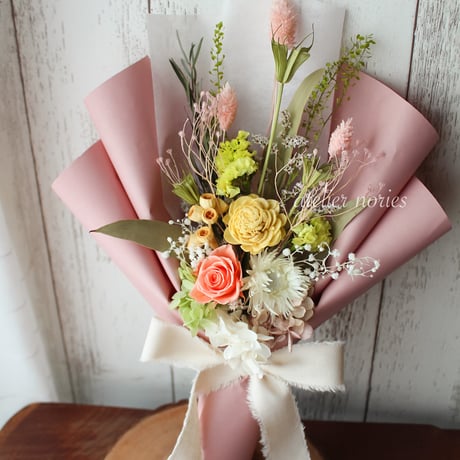 エレーヌ　プリザーブドフラワーとドライフラワーの花束（M)サイズ　韓国風ラッピングで華やかに。母の日の贈り物に、プレゼントに、頑張っている自分へのご褒美に
