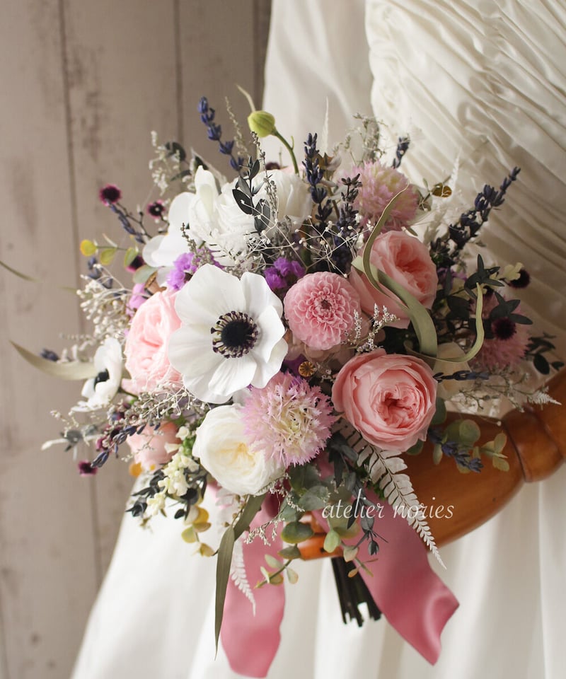 ジュリー アネモネとプリザーブドフラワーのクラッチブーケ ブトニアの