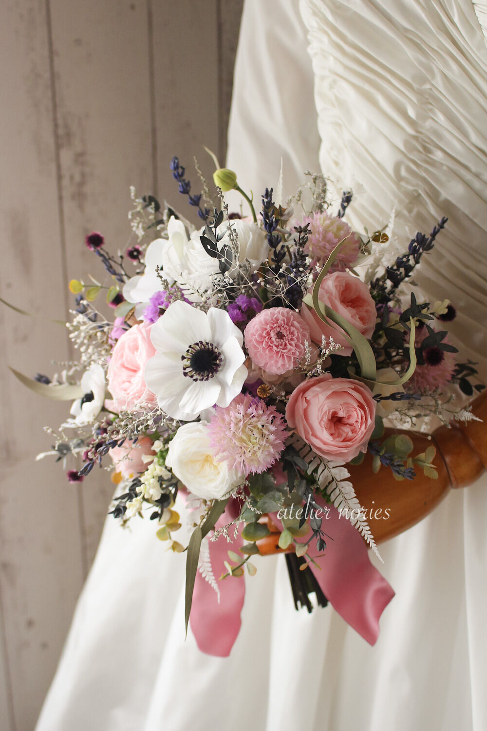 ジュリー アネモネとプリザーブドフラワーのクラッチブーケ ブトニアの