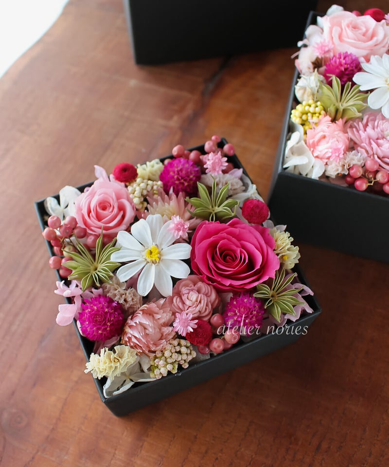 ジョアンナ ピンク プリザーブドフラワーのボックスフラワー（S)サイズ