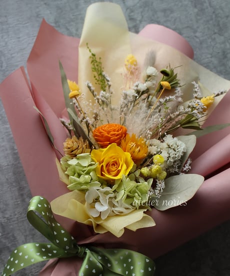 エレーヌ　プリザーブドフラワーとドライフラワーの花束（M)サイズ　韓国風ラッピングで華やかに。母の日の贈り物に、プレゼントに、頑張っている自分へのご褒美に