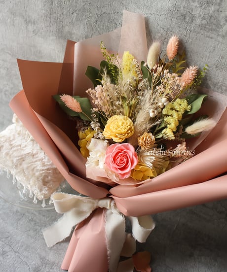 エレーヌ　プリザーブドフラワーとドライフラワーの花束（M)サイズ　韓国風ラッピングで華やかに。母の日の贈り物に、プレゼントに、頑張っている自分へのご褒美に