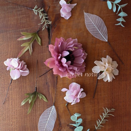 ベレニス　くすみカラーのアネモネのヘアオーナメント　お揃いの花材でウェディングブーケもあります。