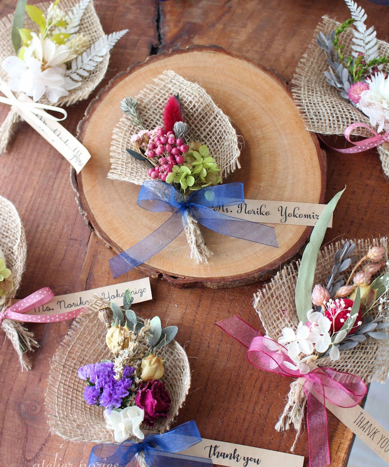 エミリア 小さなドライフラワーのブーケ 結婚式の席札、ゲストへのミニ