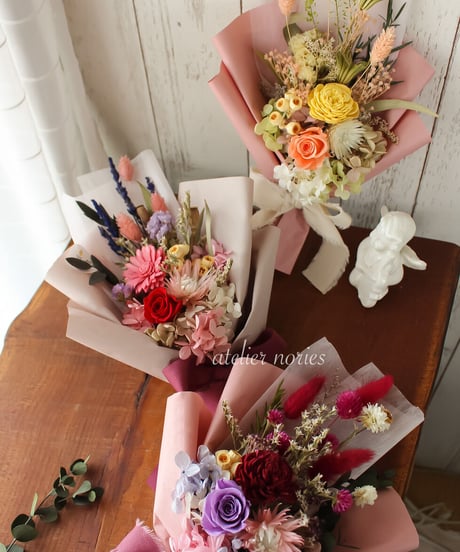 エレーヌ　プリザーブドフラワーとドライフラワーの花束（M)サイズ　韓国風ラッピングで華やかに。母の日の贈り物に、プレゼントに、頑張っている自分へのご褒美に
