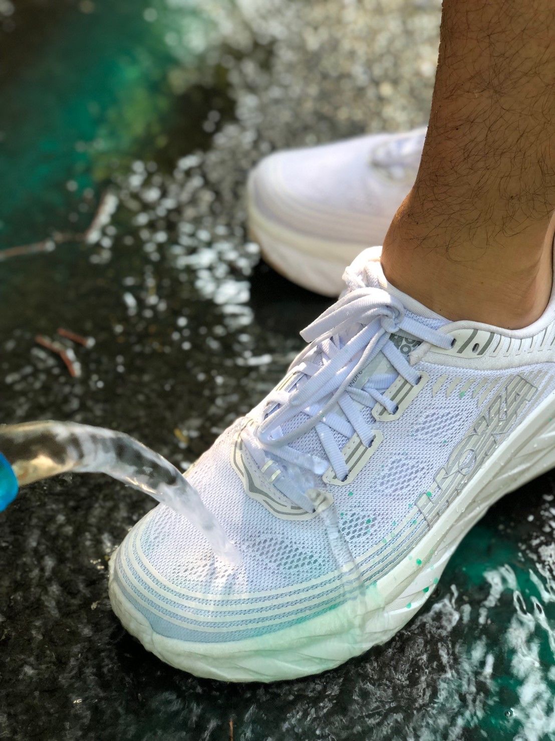 【汚れに弾く特殊加工済！】HOKA ONE ONE bondi 6 white | 汚れ