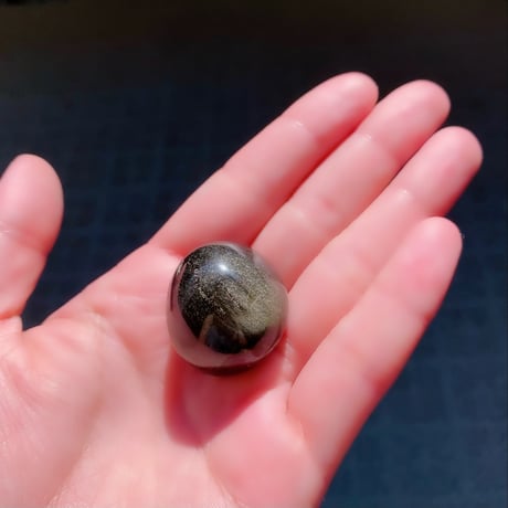 暗闇に輝く金色の砂 太陽の盾　ゴールデンオブシディアン　タンブル