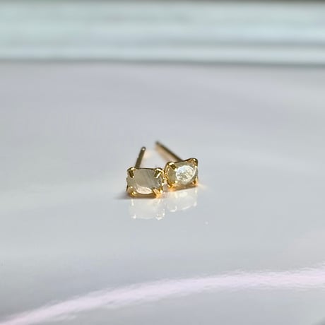 ［ピアス］18金イエローゴールド アレキサンドライト 0.16ct