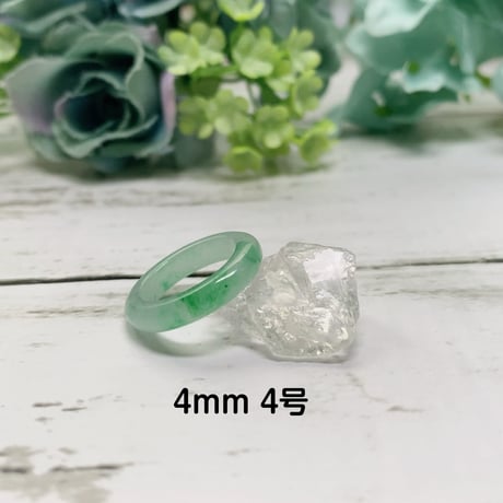 瑞々しい豊かさ　無着色　本翡翠　くり抜きリング