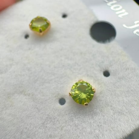 ［ピアス］k18 ペリドット0.6ct