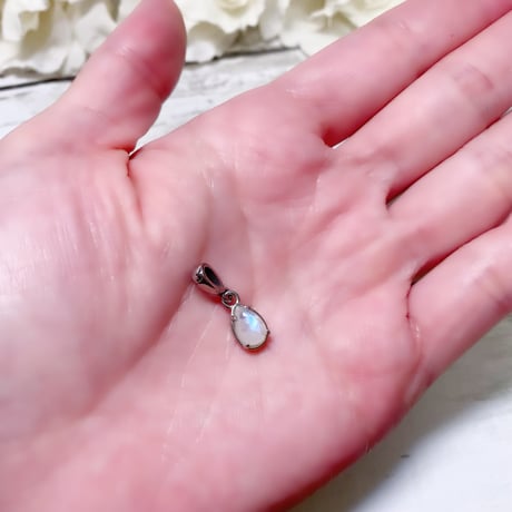 夢幻の輝き　ケース入りムーンストーン　ペンダントトップ　ドロップ　9×6mm