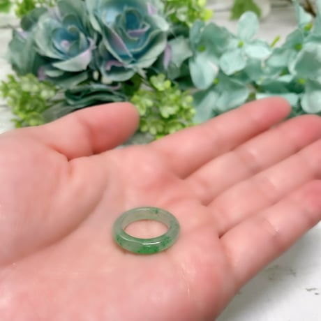 瑞々しい豊かさ　無着色　本翡翠　くり抜きリング