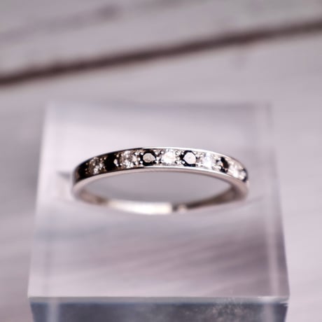 ［リング］PT950 ブラック&ホワイトダイヤモンド ハーフエタニティ 0.11ct×0.12ct【受注生産】【工房応援】