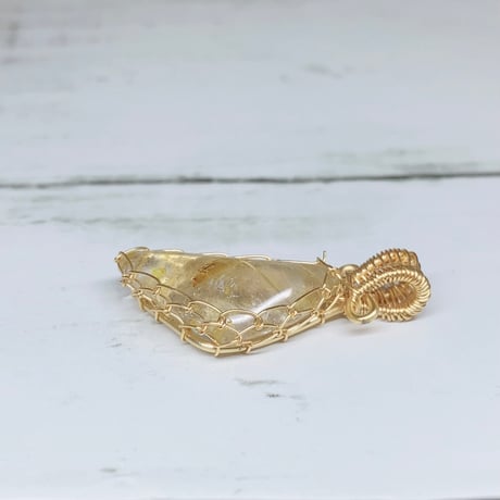 ［ペンダント］【ハイクォリティ】【キャッツアイ】高透明度タイチンルチル　ワイヤーペンダントトップ　ゴールドカラー　30.3×13.4mm