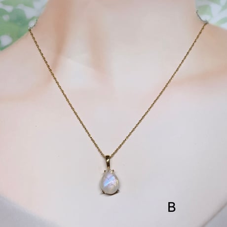 【ケース入り】月光の女神の導き　ムーンストーン　ペンダントトップドロップ　14×10mm