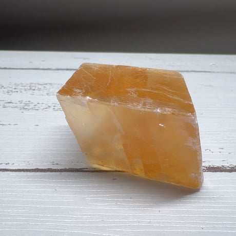 ［原石］  ゴールデンカルサイト 虹入り108g