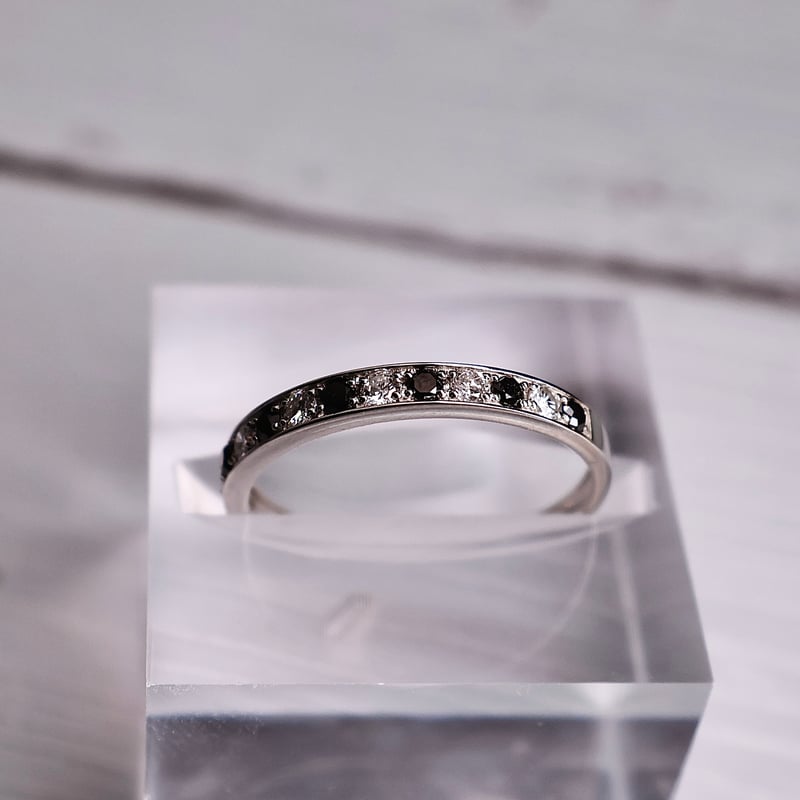 リング］PT950 ブラック&ホワイトダイヤモンド ハーフエタニティ 0.11