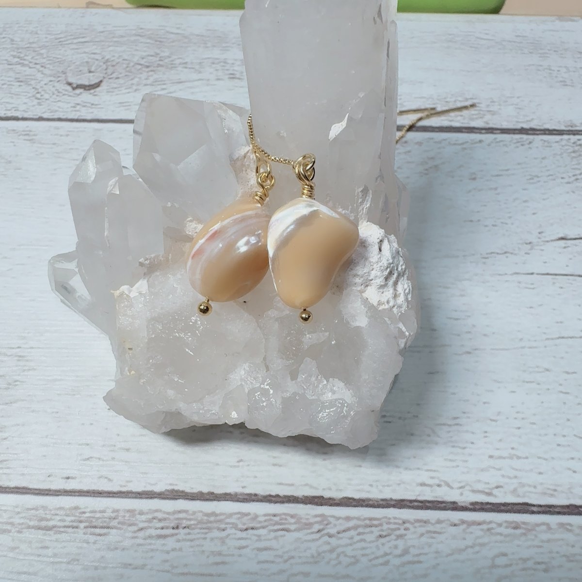 ピアス］マザーオブパール ミルクティーベージュ揺れるアメリカン