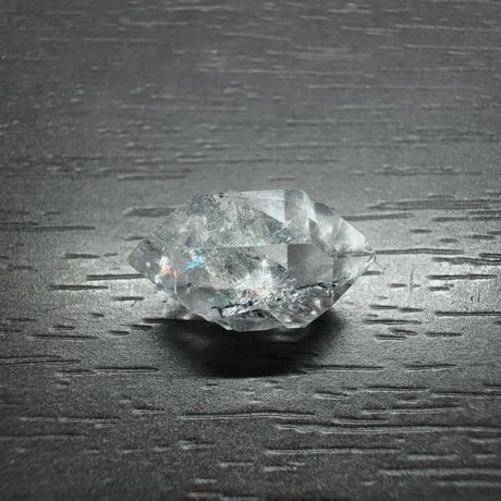 ［原石］高透明度 虹入り強 “キークリスタル”特徴 黒色内包 NY産 ハーキマーダイヤモンド原石 6.05ct