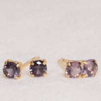 ［ピアス］K18イエローゴールド　スピネル3mm0.2ct　ブルーベリーカラー・ライラックカラー