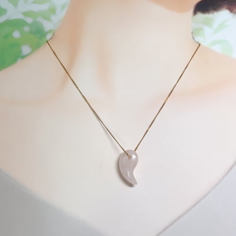 【彫刻】愛と調和　ローズクォーツ勾玉　22x13mm