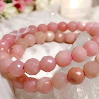 柔らかな光を纏う愛と癒しの結晶　ピンクオパール　カット7.5mm 内径16cm