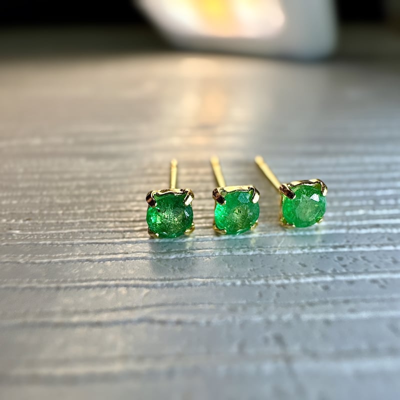 ピアス］k18 刻印有り イエローゴールド エメラルド ラウンドカット