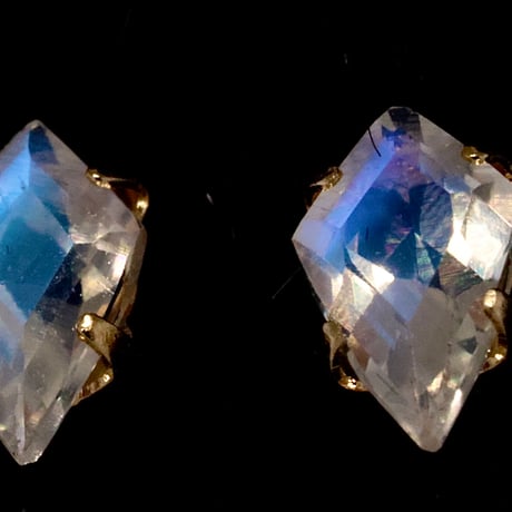 ［ピアス］　18金イエローゴールド　ロイヤルブルームーンストーンカイトカット0.2ct 3x5mm