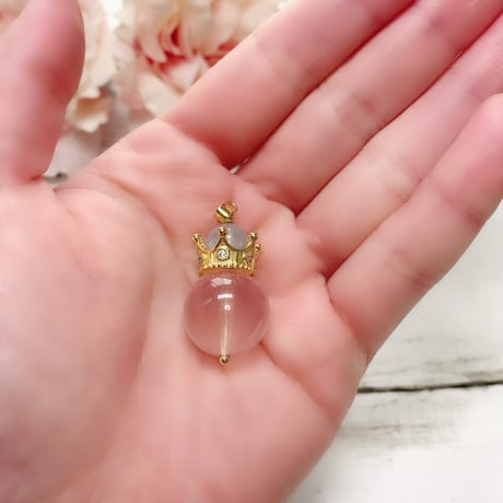 ［ペンダント」【人気の王冠シリーズ】k24gp 女王の薔薇 ─ スターローズクォーツ × 王冠 【オリジナルデザイン】