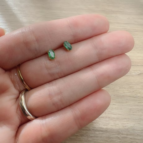 ［ピアス］K18YG エメラルド 0.4ct オーバル3×5
