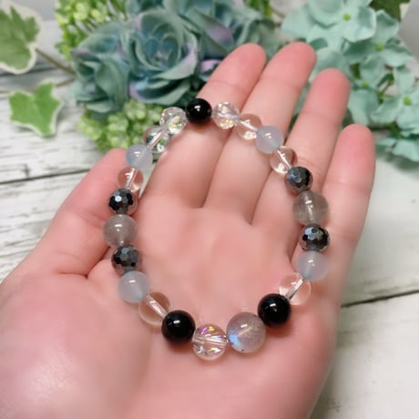 深層を照らす光　ラブラドライトとアイリスクォーツのブレスレット